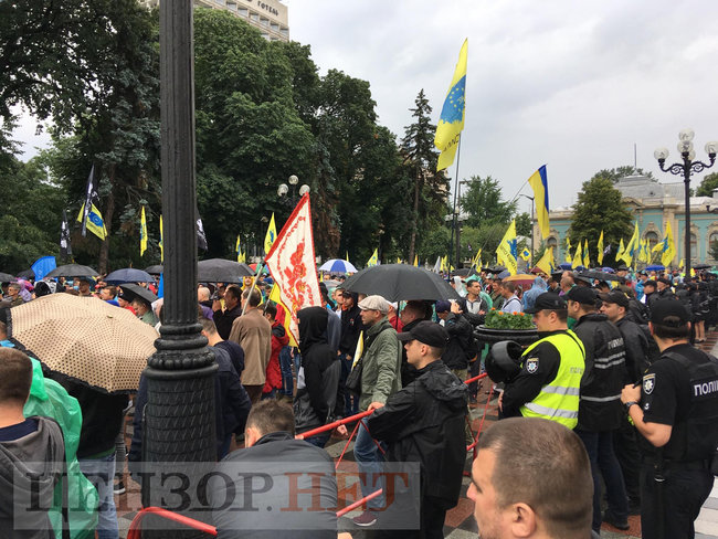 Правительственный квартал Киева заблокирован из-за акции протеста владельцев евроблях: Требуем доступного растаможивания 17