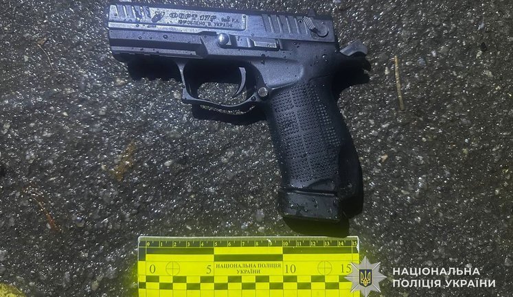 П’яний чоловік із понад 2 проміле алкоголю влаштував стрілянину біля школи в Тернополі: поранено 15-річного хлопця. ФОТО