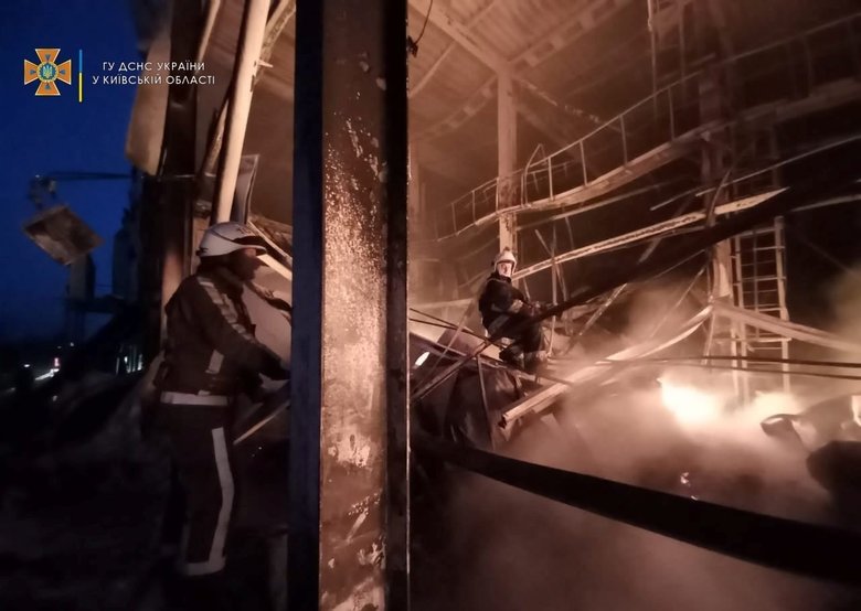 Через ворожий обстріл виникла пожежа на території підприємства на Васильківщині, - ДСНС 02