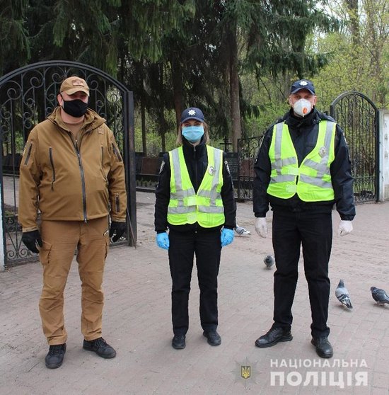 Поліція в Києві посилює патрулі біля кладовищ 01