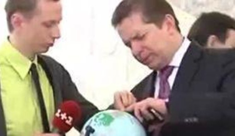 Депутаты ищут на глобусе Эквадор: Без очков ничего не вижу. ВИДЕО.