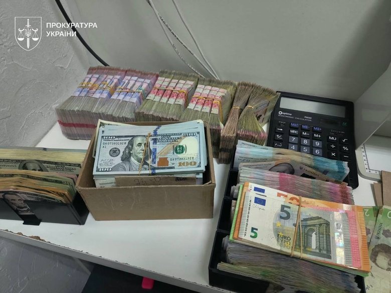 Готівка, валюта та цифрові активи: в Україні викрили тіньову фінансову мережу на сотні мільйонів