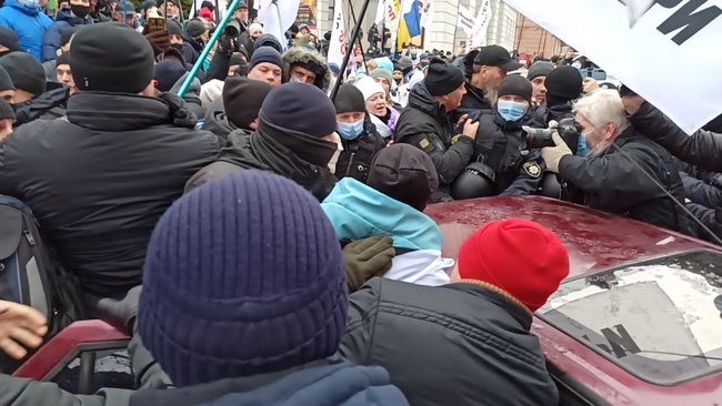 ФОПы попытались установить палатки на Майдане Незалежности: между митингующими и правоохранителями произошли стычки 87