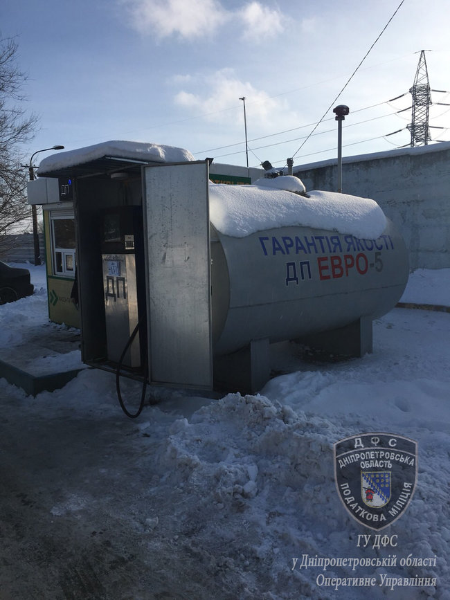 Налоговики в Днепре выявили 8 нелегальных автозаправок 04