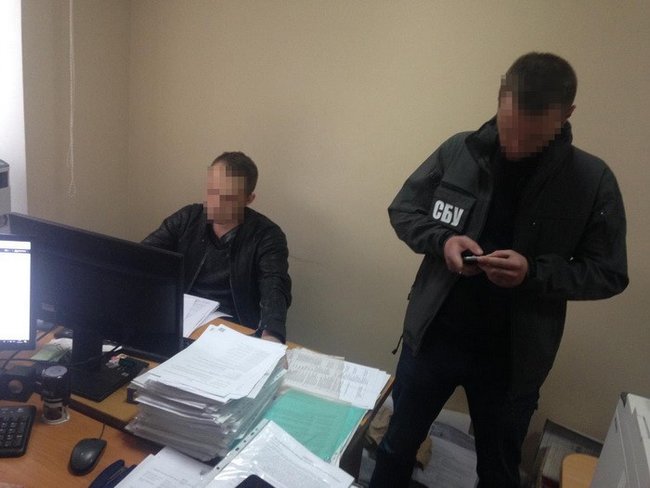Чиновника Житомирської міськради затримали під час одержання 80 тисяч хабара 03