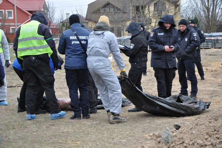 В Бучі ексгумують з братської могили тіла вбитих росіянами мирних жителів: Майже всі з вогнепальними пораненнями, деякі із завязаними руками та ногами 17