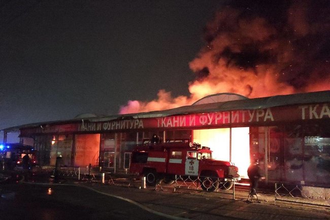 Пожежа знищила частину ринку Барбашово в Харкові 01