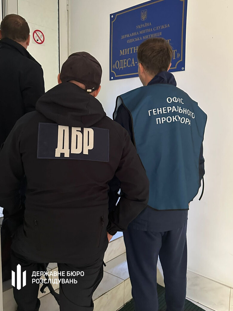 Керівництво митного посту аеропорту Одеса затримали через побори, - ДБР 01