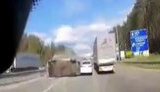 Легковой автомобиль перевернулся и вылетел на встречную полосу на Житомирской трассе возле Киева. ВИДЕО регистратора