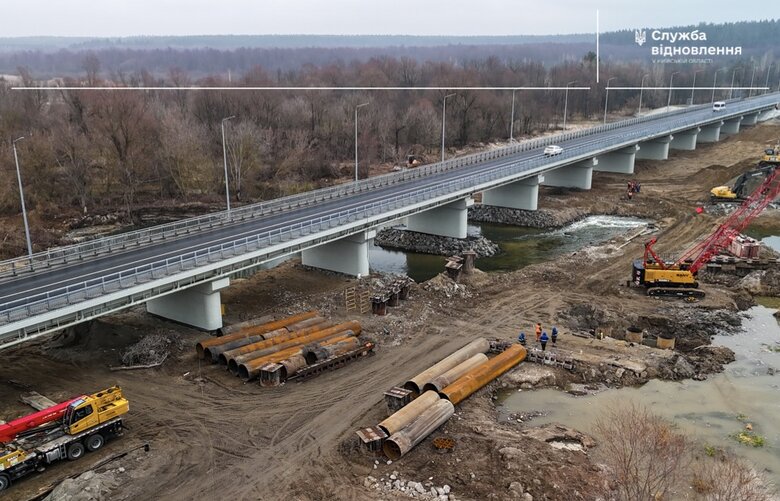 Міст через річку Тетерів у Київській області