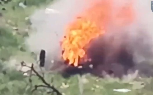Дрон із запалювальним боєприпасом перетворює окупанта на вогняний клубок. ВIДЕО