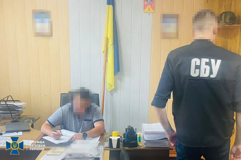 Затримано посадовця військкомату на Полтавщині, який за хабарі допомагав чоловікам ухилятися від мобілізації, - СБУ 01