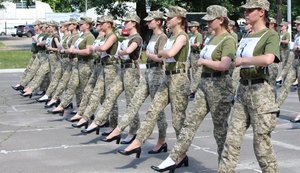 "Менше клоунади, більше дійсності": чому жінки-військові проти підборів на параді 24 серпня
