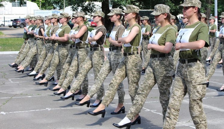 "Менше клоунади, більше дійсності": чому жінки-військові проти підборів на параді 24 серпня