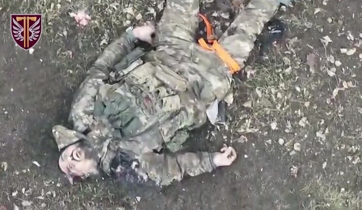 Мертвий російський солдат, із джгутом Есмарха на нозі, лежить у полі з відкритими очима. ВIДЕО