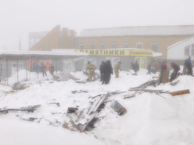 В оккупированной Макеевке рухнул крытый торговый ряд на рынке. Очевидцы сообщают о троих пострадавших 07