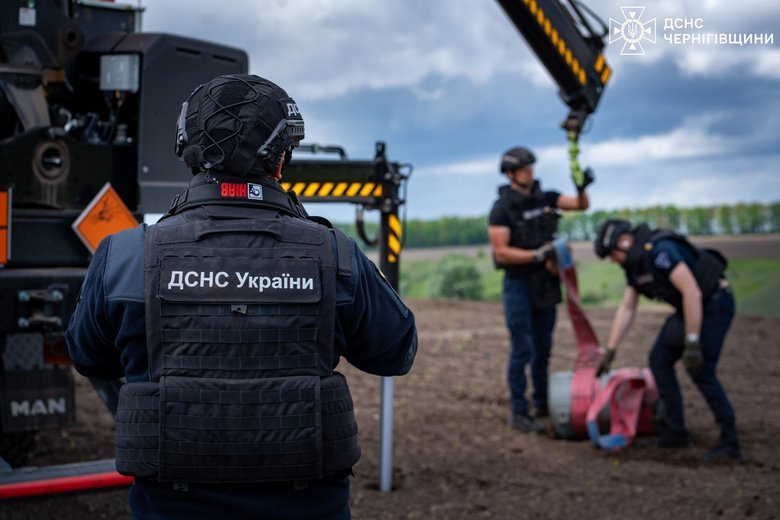 На Чернігівщині сапери знищили бойові частини ракет Х-101, що не вибухнули