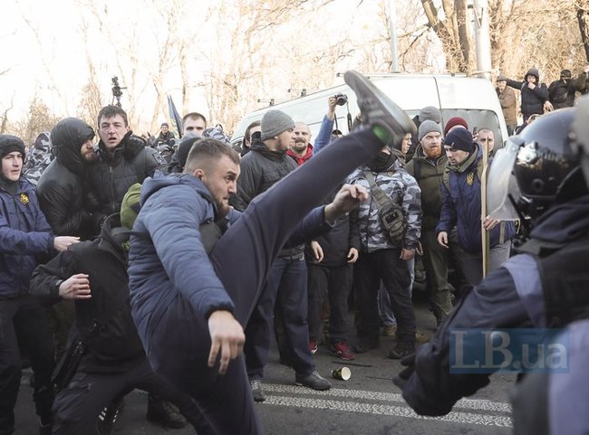 Под Радой произошли столкновения, палатки снесли, есть пострадавшие и задержанные 03