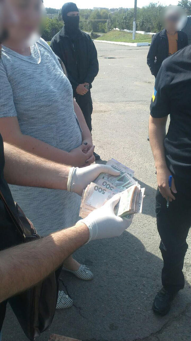 Голову сільради в Одеській області спіймали на отриманні відкатів 04