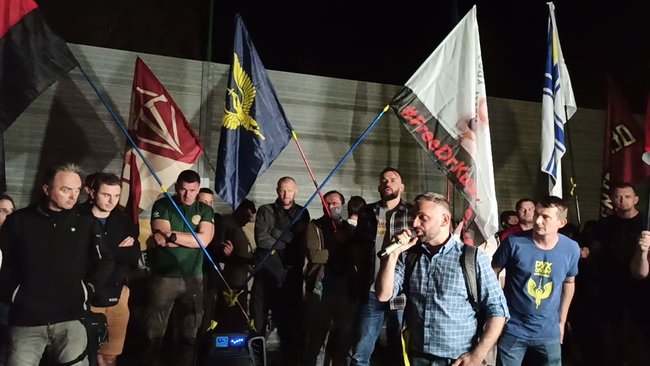 Біля дачі Зеленського в Кончі-Заспі протестують проти спроби спільної з окупантами інспекції позицій ЗСУ 15