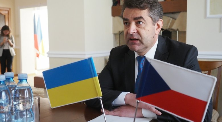 Посол України в Чеській Республіці Євген Перебийніс: Чеський уряд скасував усі формальні бар’єри для працевлаштування прибулих сюди громадян України 04 Посол України в Чеській Республіці Євген Перебийніс: Чеський уряд скасував усі формальні бар’єри для працевлаштування прибулих сюди громадян України 04