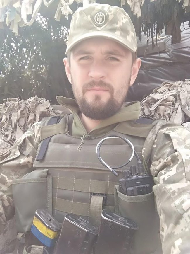 Меморіальну дошку на честь українського воїна Євгенія Сафонова відкрили у Павлограді 01