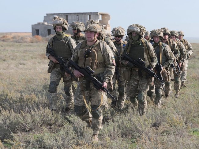 Десантно-штурмовые войска учились на юге Украины удерживать противника, высадившегося на морское побережье, до прихода основных сил 01