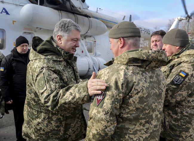 Порошенко наградил государственными наградами украинских десантников 15