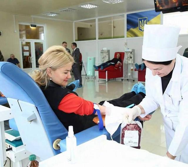 Kharkiv governor Svitlychna donated blood with ATO participants 02 Kharkiv governor Svitlychna donated blood with ATO participants 02