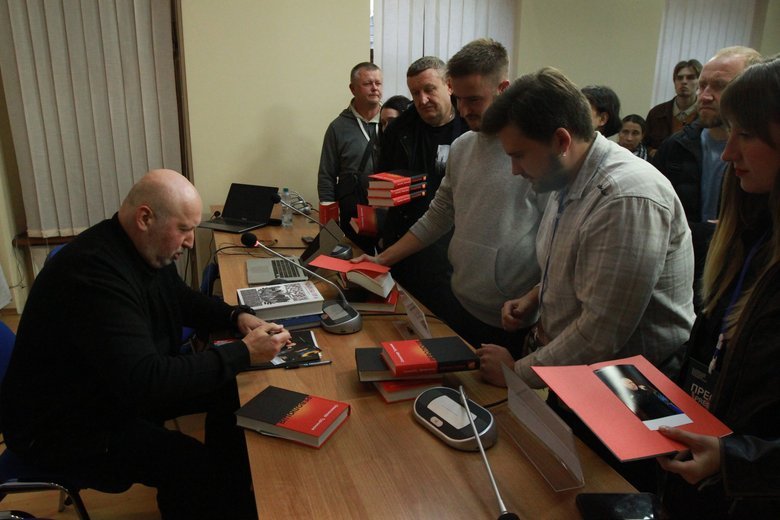 Презентація книги Турчинова Революція