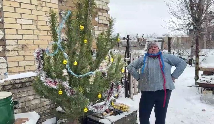 Only resident of destroyed city of Marinka celebrates New Year’s Eve under the gaze of Russian propaganda cameras. VIDEO