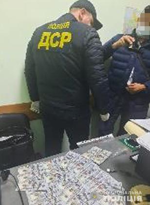 Замруководителя управления Киевоблгосадминистрации задержан при получении $10 тыс. взятки, - Нацполиция 02