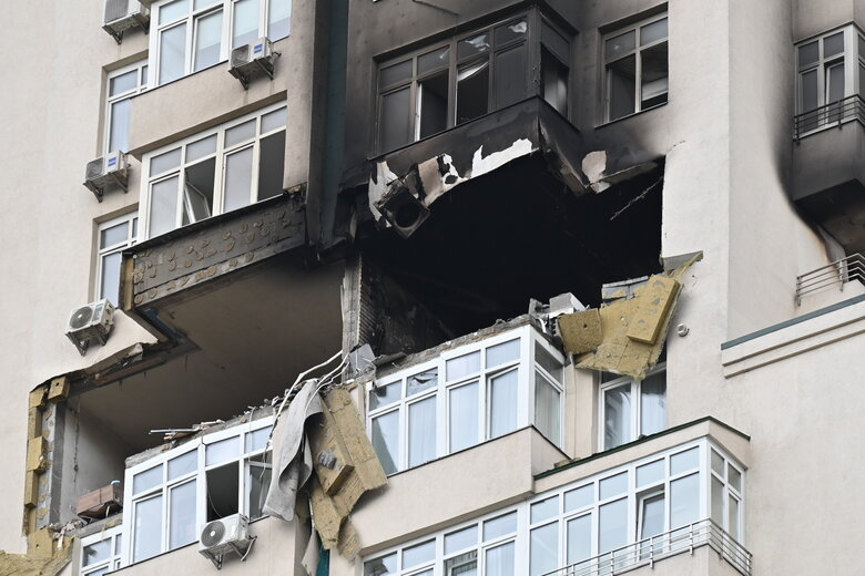 Последствия падения обломков вражеской ракеты на многоэтажку в Соломенском районе Киева 31