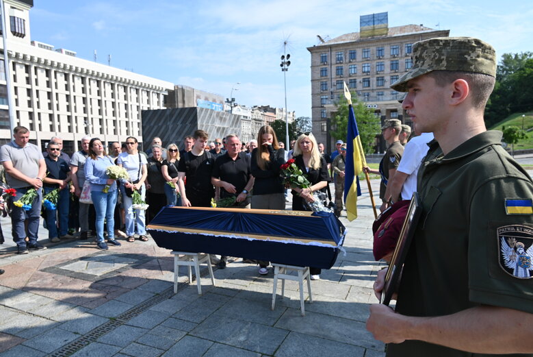 Із загиблим воїном, майданівцем Павлом Каленіченком попрощалися на Майдані Незалежності 37