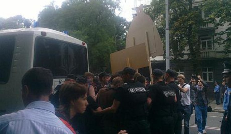 Милиция задержала участников митинга "Остановим клерикализацию" возле "Мистецького Арсенала". ФОТОрепортаж