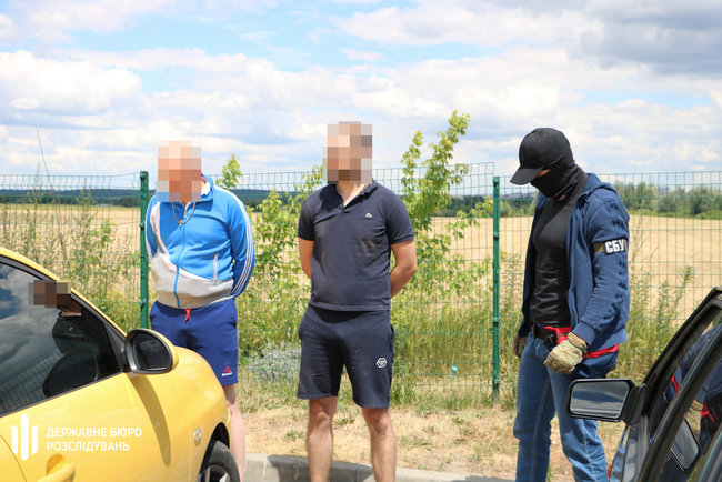 Двох слідчих із Мелітополя підозрюють у вимаганні $10 тисяч у підприємниці за закриття сфабрикованої справи, - ДБР 01
