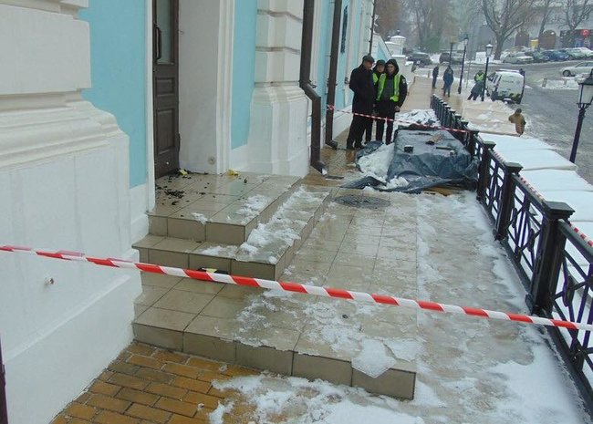 Затримано чоловіка, який намагався 15 листопада коктейлем Молотова підпалити Андріївську церкву в Києві, - Нацполіція 01