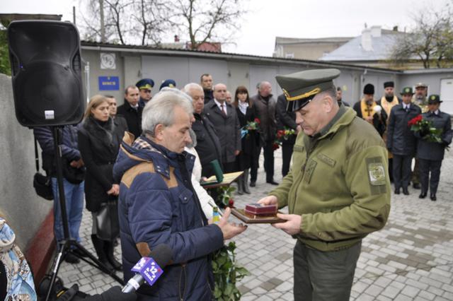 Меморіальну дошку офіцеру-прикордоннику Олександру Максименку, загиблому в зоні проведення АТО, відкрили на Волині 01