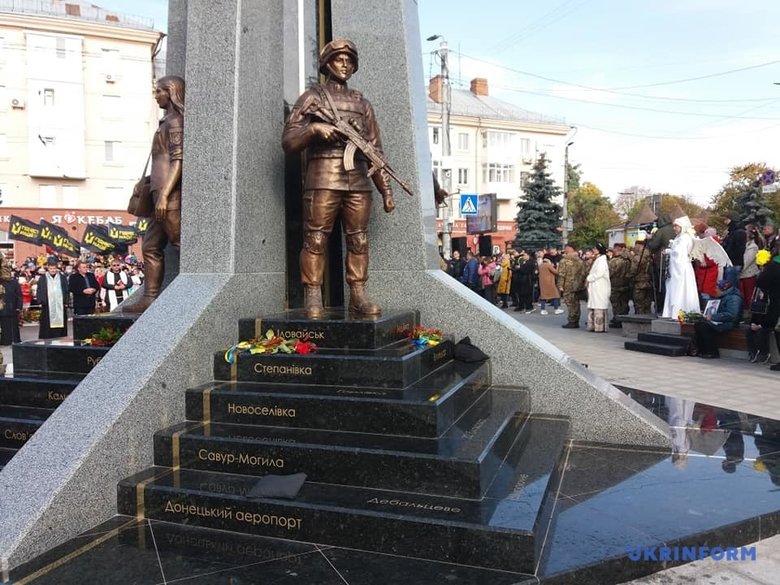 У Житомирі відкрили памятник Захисникам України у війні з російським агресором 10