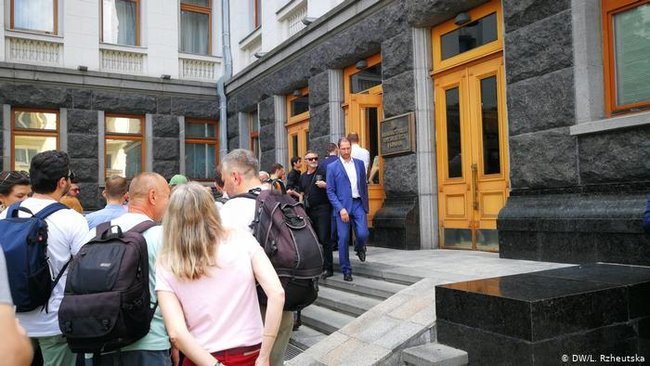 5-минутное разочарование: многие журналисты не смогли попасть на первый брифинг Зеленского из-за усиленной проверки, - DW 02