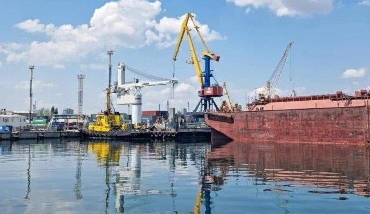 Акваторію порту "Південний" перекрили через витік олії після російських обстрілів, ‒ АМПУ