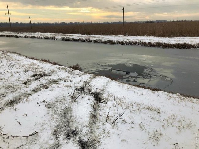 Автомобіль із водієм провалився під лід в Одеській області 01