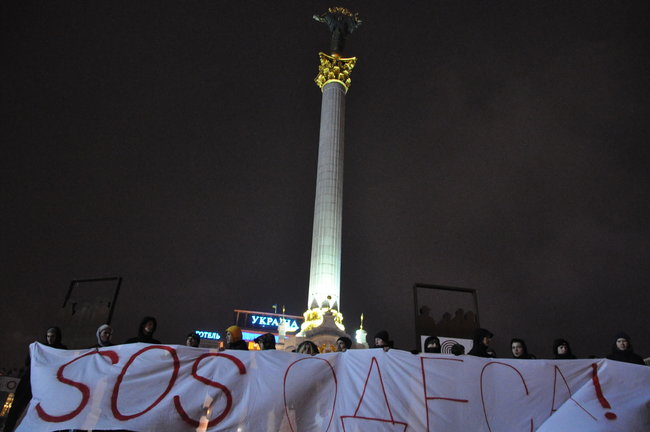 Фаєри і виття сирен на Майдані: члени Національного корпусу протестували проти мера Одеси Труханова 05