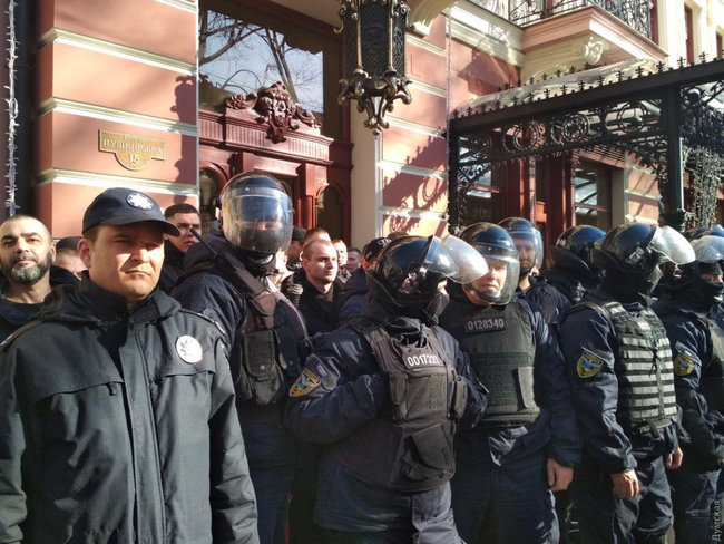 В Одесі під будівлею, де відбуваються збори ОПЗЖ, сталися сутички: під час бійки розпилили сльозогінний газ 02