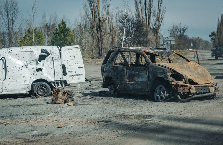 Розчавлені танками автомобілі та знищені вщент багатоповерхівки: найзруйнованіше місто Київщини Бородянка 06
