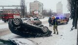 В Киеве автомобиль въехал в сугроб и перевернулся. ФОТОрепортаж