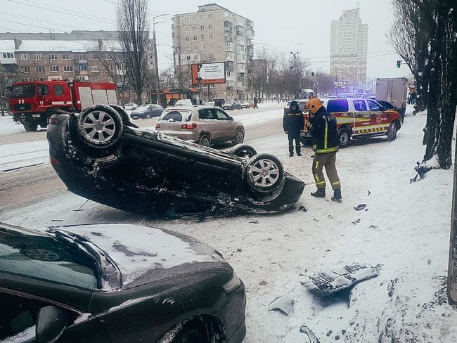 В Киеве автомобиль въехал в сугроб и перевернулся 01