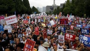 В Японии более 100 тысяч человек протестовали против новой военной доктрины. ФОТОрепортаж