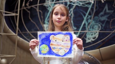 Малюнок 8-річної українки Ярини Закалюжної нанесуть на космічну ракету Arian-5, запуск якої відбудеться у 2023 році 01