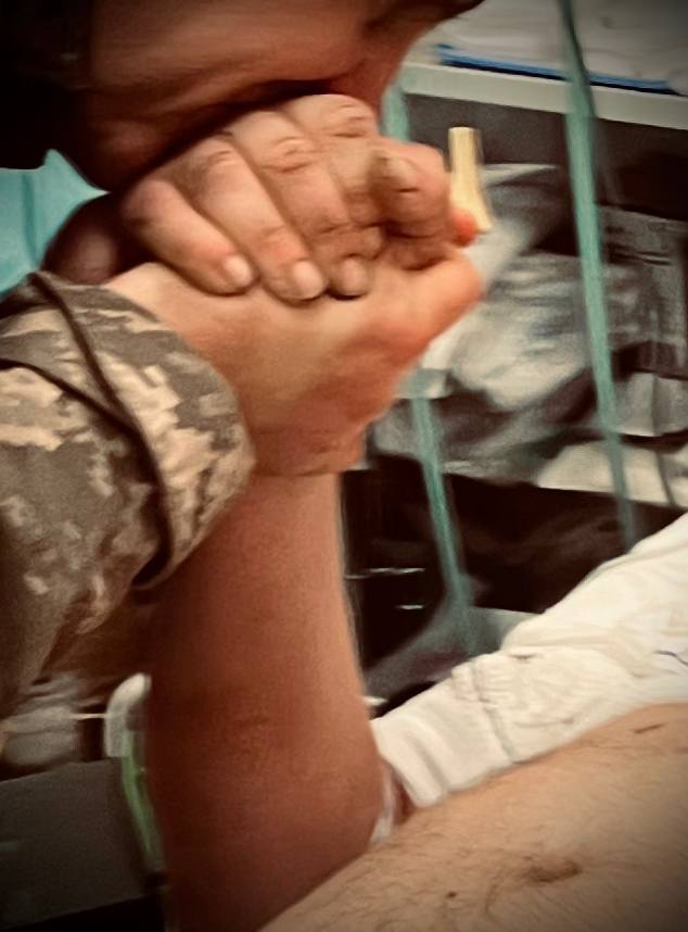 Лікар-доброволець Наталя (Кориця): Привезли військового з турнікетами на трьох кінцівках. Ти дивишся і розумієш: їх доведеться ампутувати 07